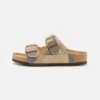 Birkenstock Arizona Geometric Unisex - Muiltjes - Desert Soil/Khaki -Birkenstock Schoen 385a5701d46a430f8e637ebf62080cc5