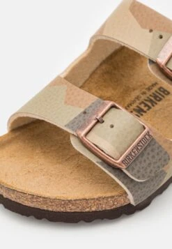 Birkenstock Arizona Geometric Unisex - Muiltjes - Desert Soil/Khaki 13 Birkenstock Arizona Geometric Unisex - Muiltjes - Desert Soil/Khaki -Birkenstock Schoen 465a03b59c3d46a3b6b7461939f6a89b
