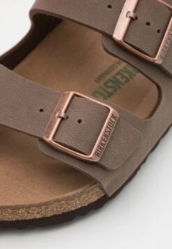 Birkenstock Arizona Vegan Unisex - Pantoffels - Mocca -Birkenstock Schoen 6ce6d45c35b84b01aa04e4c5284faa28