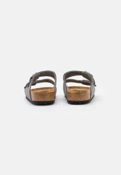 Birkenstock Arizona - Pantoffels - Desert/Whale Gray 10 Birkenstock Arizona - Pantoffels - Desert/Whale Gray -Birkenstock Schoen 72dc7ec1da59414d9d11a3b1b122fa44