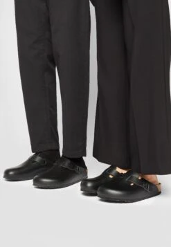 Birkenstock Boston Narrow Fit - Pantoffels - Schwarz -Birkenstock Schoen f452f8f418a7452bbb7a6552adb2c3e6